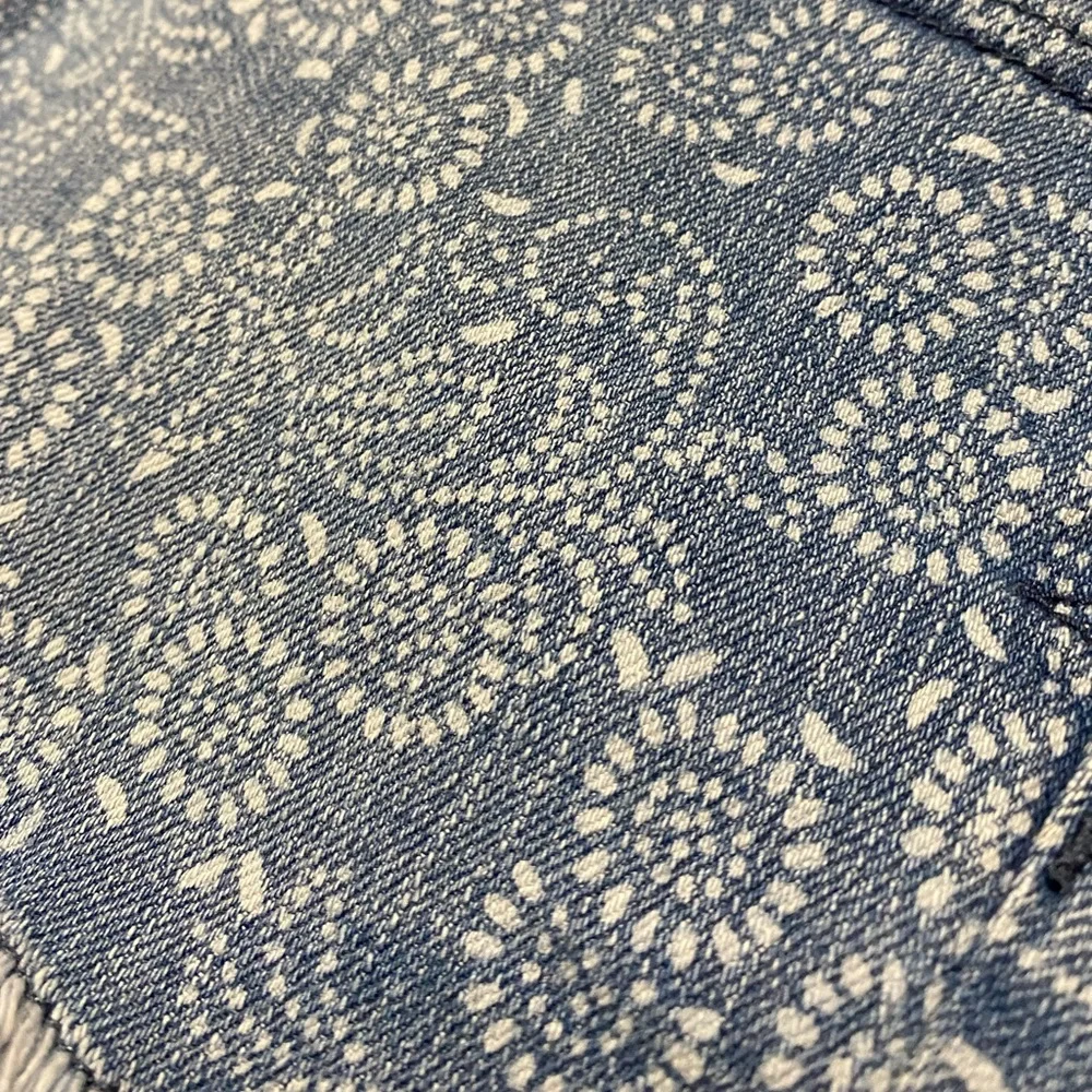 Aeropostale Low Rise Jean Shorts Womens 5/6 Bleach Denim Floral Printed Raw Hem